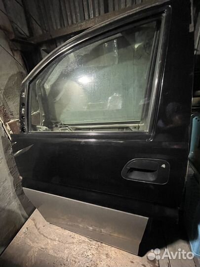 Дверь передняя левая Mitsubishi Delica