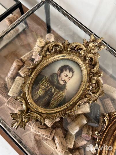 Картина миниатюра портрет в раме дерево. Европа