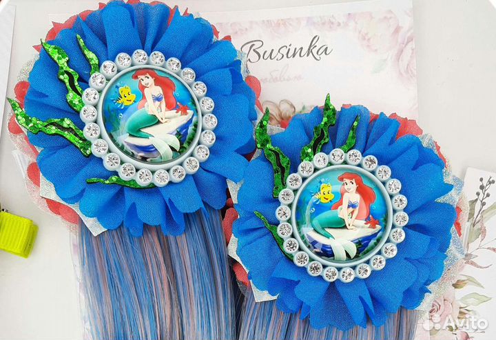 Школьные белые бантики