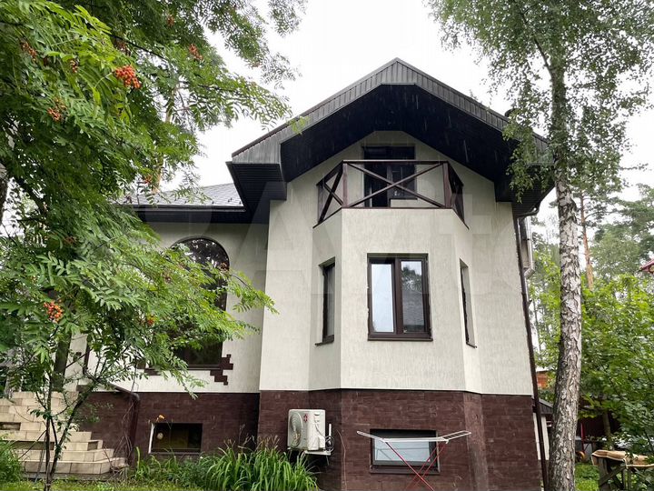 Дом 390,6 м² на участке 10,5 сот.