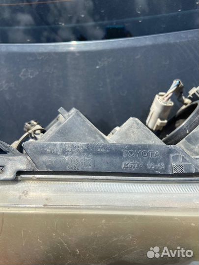 Передние фары toyota avensis