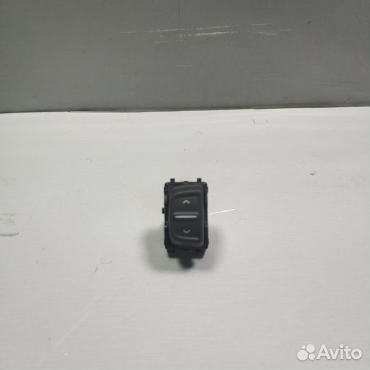 Кнопка стеклоподъемника Renault Sandero 2 K7M812
