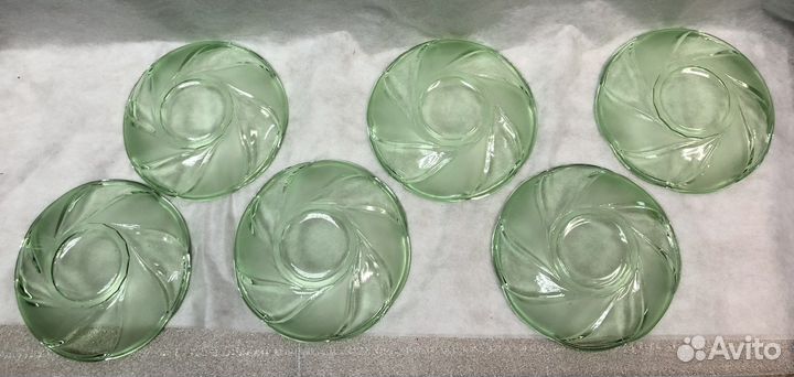 Набор из зеленого стекла ваза и 6 блюдец