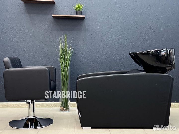 Парикмахерская мойка и паркимахерское кресло