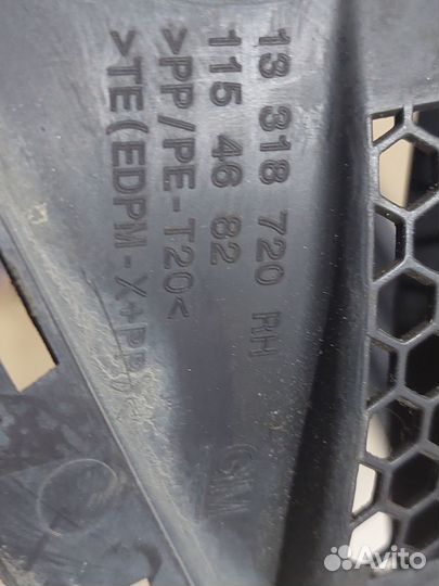 Жабо с уголками левый и правый Opel Astra GTC 2011