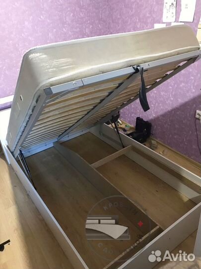 Кровать полутороспальная с подъемным механизмом