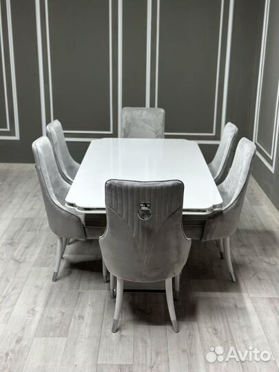 Стол и стулья