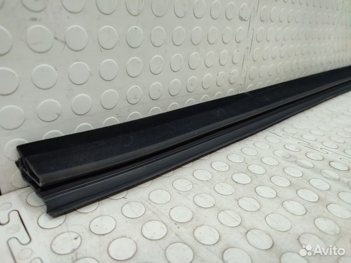 Уплотнитель стекла двери задний правый Lexus Rx 4