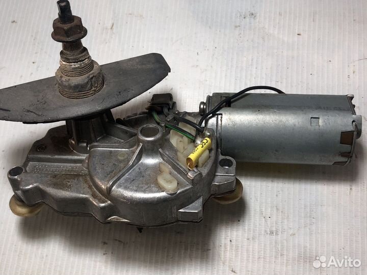 Моторчик стеклоочистителя двери багажника VAG