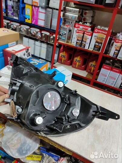 Фара правая новая на Honda Fit