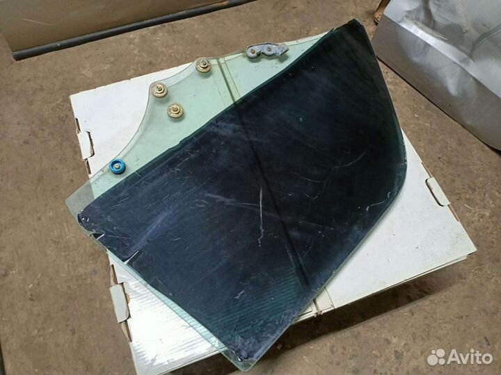 Стекло заднее левое Toyota crown S150