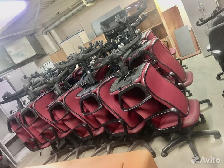 Кресло руководителя б/у с высокой спинкой