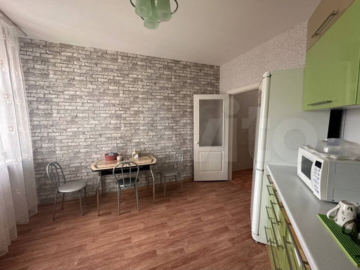 3-к. квартира, 86 м², 8/17 эт.