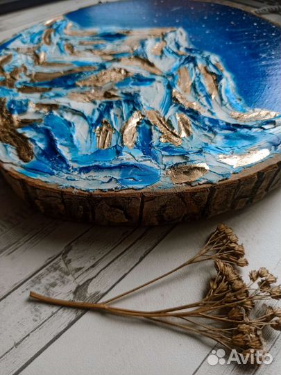 Картина горы с золотой поталью