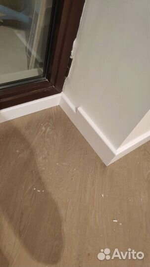 Установка плинтусов и капителей