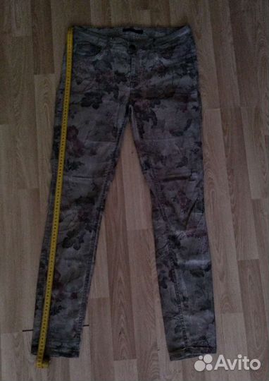 Джинсы с принтом