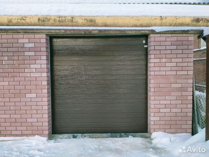 Секционные ворота alutech с калиткой купить