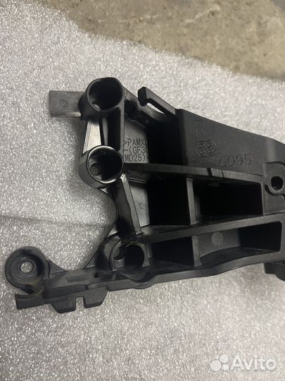 Правое крепление зеркала Toyota RAV 4 40