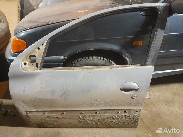 Peugeot 206 передняя левая дверь с ручкой