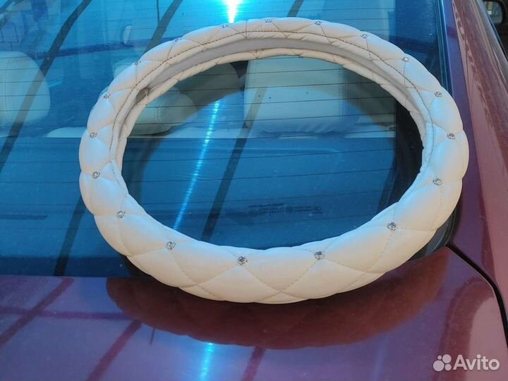 Оплетка на руль со стразами. Цвет молочный. Мало б