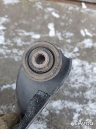 Рычаг передней подвески правый Рено Логан, Ларгус