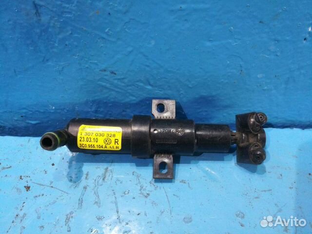 Форсунка омывателя фар правая Пассат B5