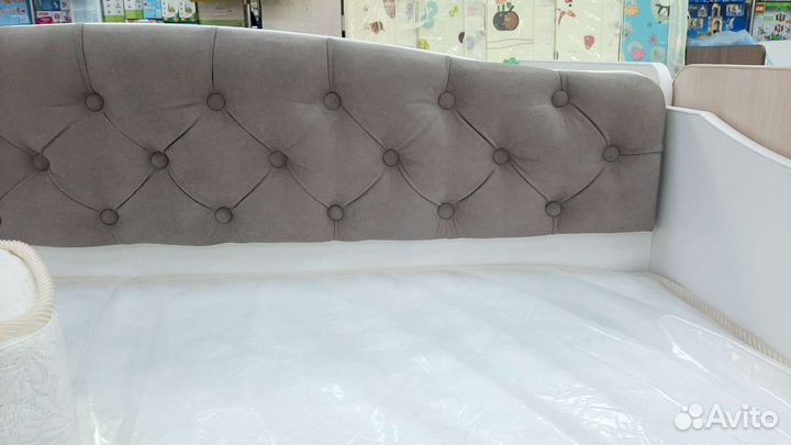 Детская кровать с матрасом и ящиками (новая)