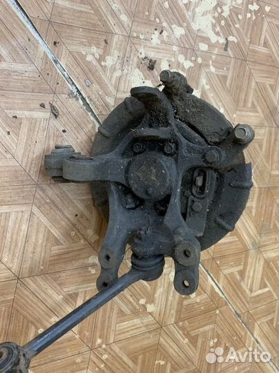 Кулак задний левый Kia Sportage 3