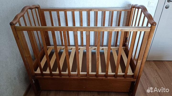 Детская кроватка с маятником и ящиком