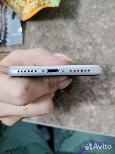 Телефон iPhone SE 2020