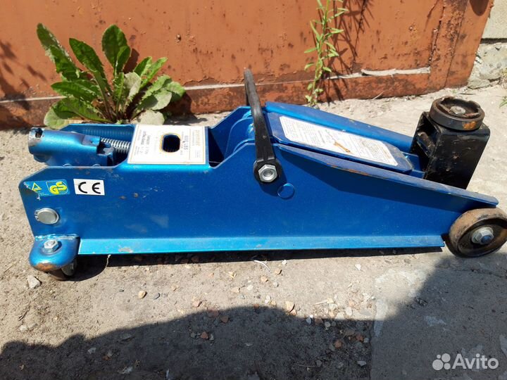 Домкрат подкатной,3 тонны,бу
