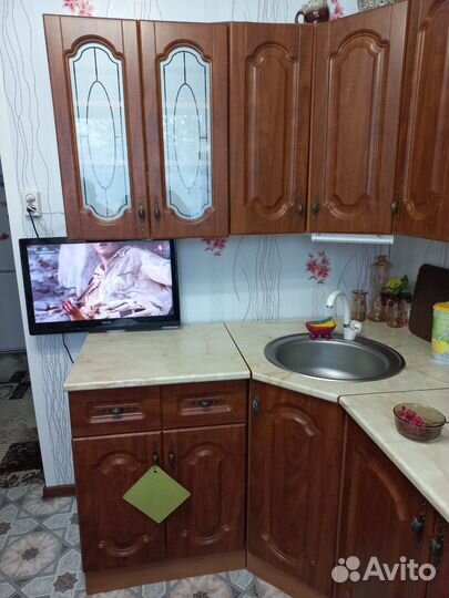 Кухонный гарнитур угловой стол и 2 табуретки