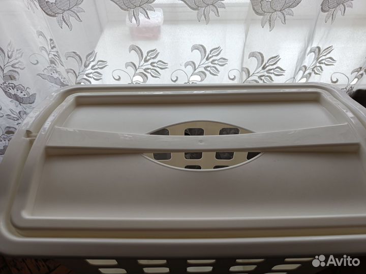 Корзина для белья с поворотной крышкой