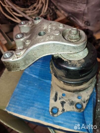 Опора двигателя 6R0199167Q правая