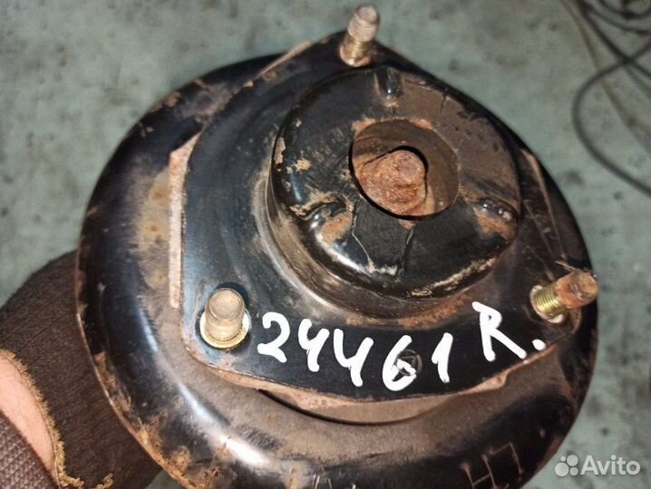 Стойка подвески передняя правая Nissan Primera P12