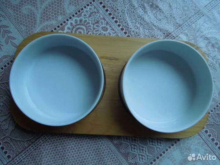 Тарелочки на деревяной доске