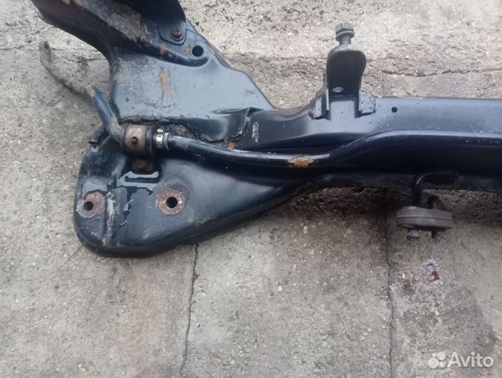 Подрамник передний Mitsubishi Carisma