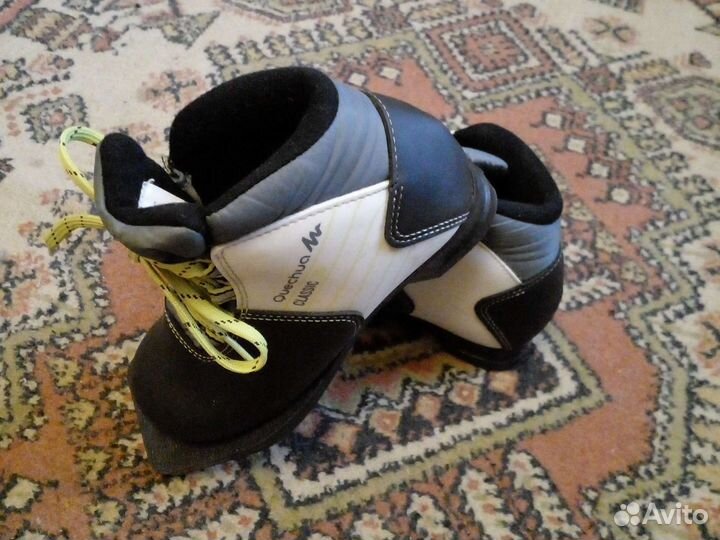 Лыжные ботинки и лыжи с палками классические