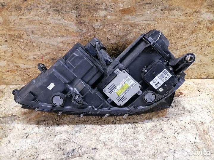 Фара ксенон правая Volkswagen Passat B7