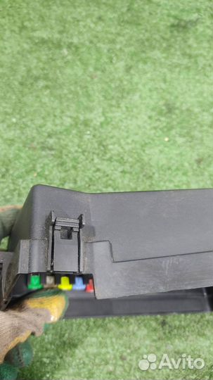 Крышка блока предохранителей (моторный отсек) Sub