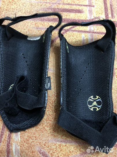 Футбольные щитки Adidas