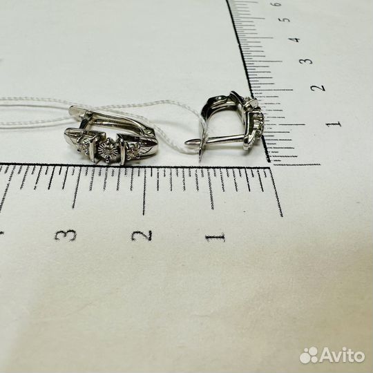 Золотые серьги с бриллиантом