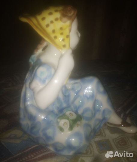 Статуэтка девочка с косынкой