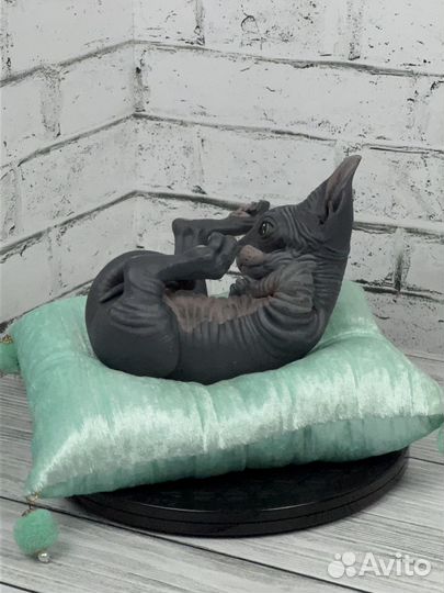 Модель котенка сфинкса на подушке