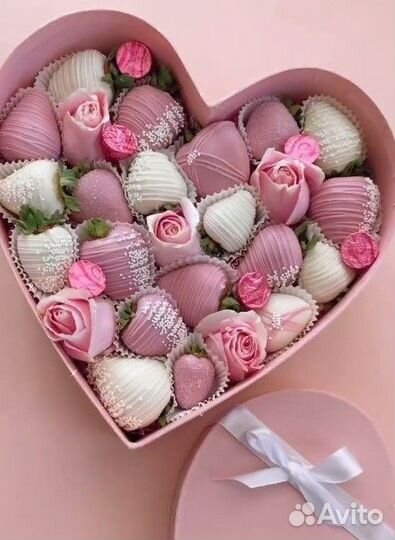 Клубника в шоколаде с цветами