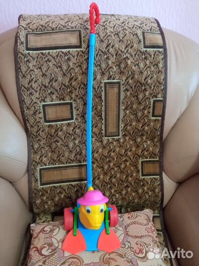 Игрушка Утёнок - каталка на колесиках с ручкой