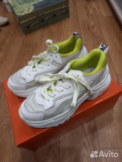 Кроссовки женские