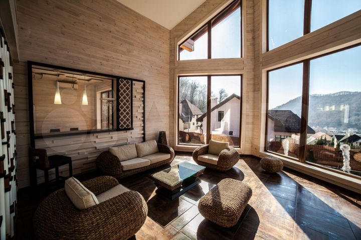 Коттедж 270 м² на участке 8 сот.