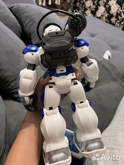 Робот на пульте управления