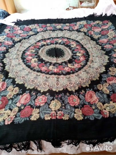 Павловопосадский платок с этикеткой